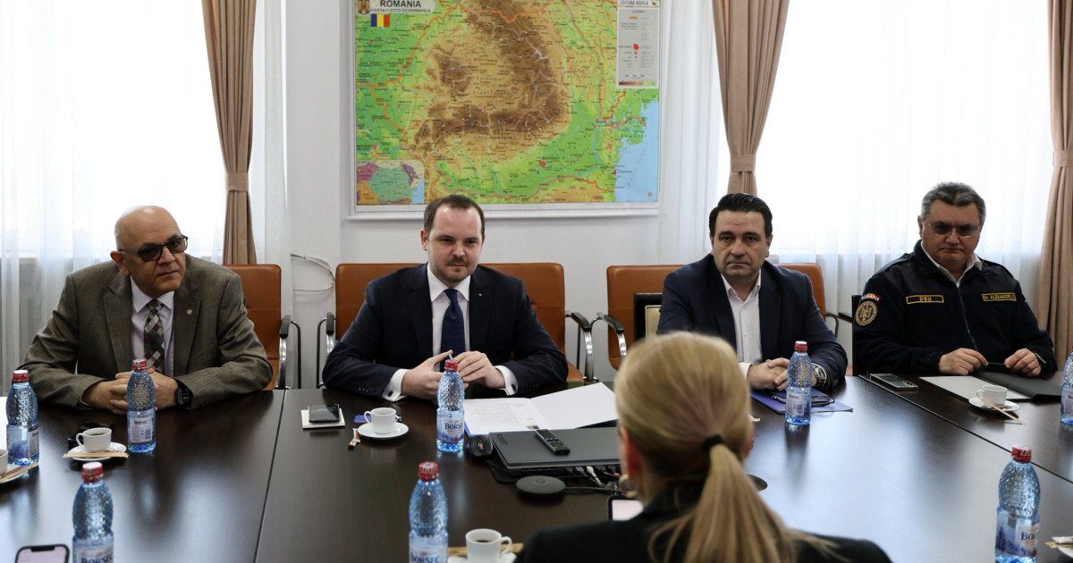 Rogobete și Arafat discută cu HERA despre pregătirea României pentru crize sanitare Ministrul Sănătății, Alexandru Rogobete, și șeful Departamentului pentru Situații de Urgență (DSU), Raed Arafat, au avut o întâlnire cu directorul general al Autorității Europene pentru Pregătire și Răspuns în Situații de Urgență Sanitară (HERA), Florika Fink-Hooijer