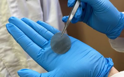 Un pansament „inteligent” monitorizează și tratează rănile: o inovație australiană O echipă de cercetători din Australia a dezvoltat un pansament capabil să monitorizeze și să trateze rănile în timp real