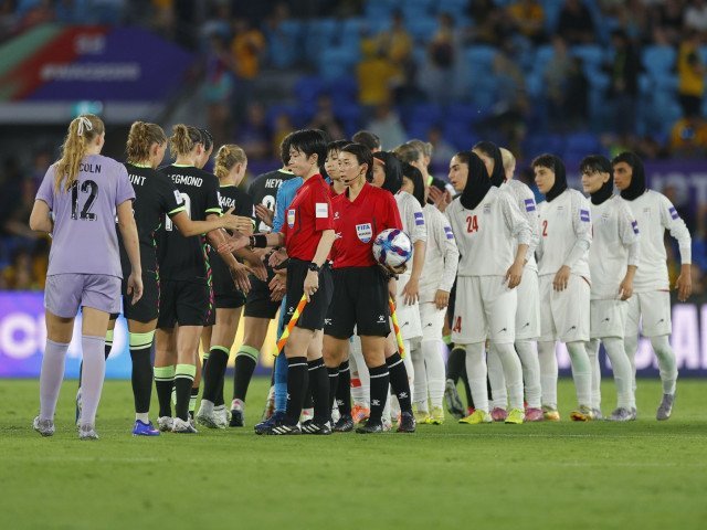 Iranul, în centrul atenției în Cupa Asiei: Jucătoarele, criticate pentru atitudine Turneul continental de fotbal feminin din Cupa Asiei este umbrit de controverse legate de participarea Iranului, pe fondul tensiunilor militare în creștere din țară