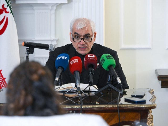 Iranul va participa la Cupa Mondială de Fotbal din 2026, în ciuda tensiunilor geopolitice Reprezentativa de fotbal a Iranului va fi prezentă la Campionatul Mondial din 2026, ce va avea loc în Statele Unite ale Americii, Canada și Mexic