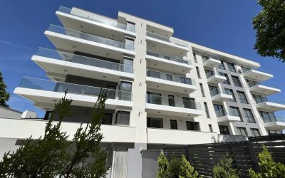 Factorii cheie care dictează prețul unui apartament: o analiză a pieței imobiliare Prețul unui apartament nu este stabilit doar de locație, ci este influențat de o serie de factori, de la calitatea construcției și până la numărul de locuințe dintr-un bloc