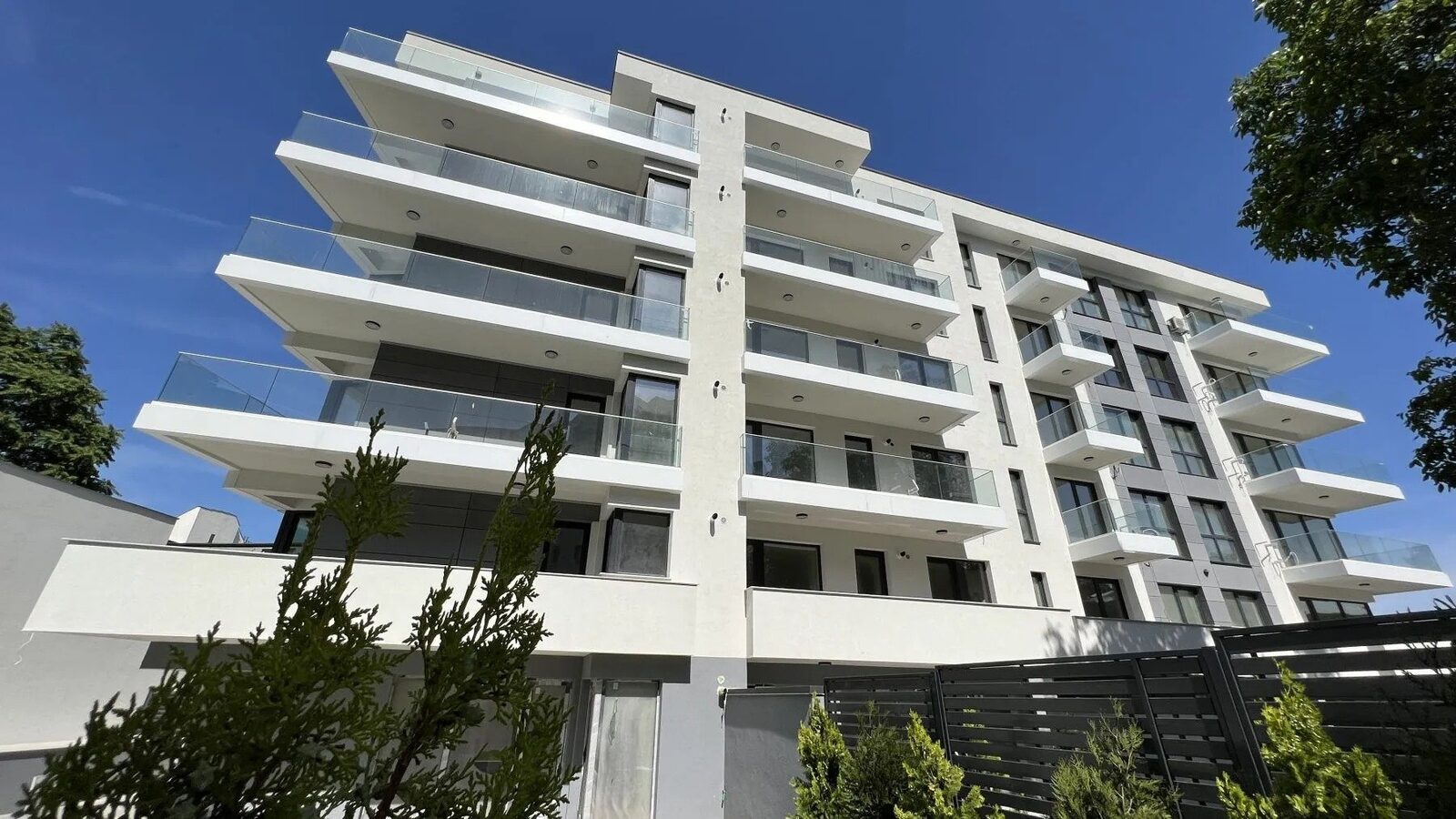 Factorii cheie care dictează prețul unui apartament: o analiză a pieței imobiliare Prețul unui apartament nu este stabilit doar de locație, ci este influențat de o serie de factori, de la calitatea construcției și până la numărul de locuințe dintr-un bloc