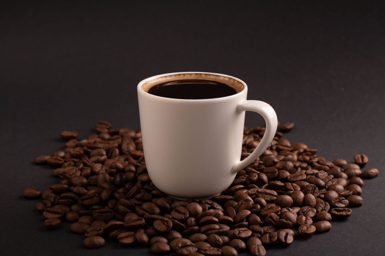 Cafeaua: O istorie aromatică de la Etiopia la cafenelele lumii Originile cafelei, băutura stimulantă omniprezentă astăzi, se regăsesc într-o regiune muntoasă din Etiopia, cunoscută sub numele de Kefa (sau Kaffa)