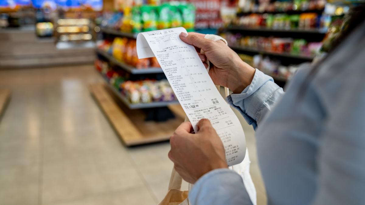 Inflația persistentă: Scumpirile continuă să apese asupra românilor Rata anuală a inflației în România a înregistrat o ușoară scădere în luna februarie, ajungând la 9,31%, conform datelor recente publicate de Institutul Național de Statistică (INS)