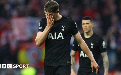 Tudor, sub presiune maximă la Tottenham după înfrângerea cu Atletico Madrid Londra, 11 martie 2024 – Igor Tudor, noul antrenor al echipei Tottenham Hotspur, se confruntă cu o presiune imensă după o serie de rezultate dezastruoase, culminând cu înfrângerea zdrobitoare suferită în fața lui Atletico Madrid, scor 5-2