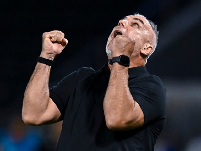 Cosmin Olăroiu, curtat de un club din China după ratarea Mondialului cu Emiratele Arabe Unite După ce a ratat calificarea la Cupa Mondială cu Emiratele Arabe Unite, antrenorul român Cosmin Olăroiu este din nou în atenția cluburilor din Asia