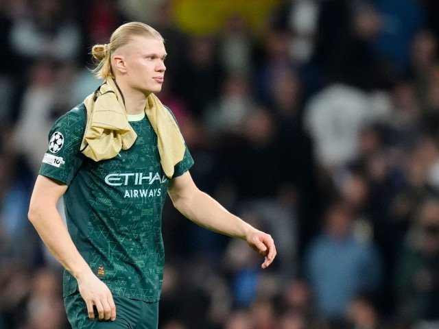 Haaland, dorit de Real Madrid: Atacantul norvegian, la un pas de plecarea de la Manchester City Erling Haaland, atacantul de clasă mondială al celor de la Manchester City, ar putea părăsi echipa engleză pentru a se alătura celebrei formații Real Madrid