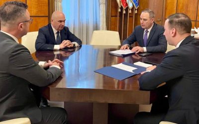 Guvernul caută soluții pentru prețurile carburanților, după ce benzina și motorina au atins noi recorduri Premierul Ilie Bolojan a anunțat că guvernul ia în calcul măsuri pentru a tempera scumpirea carburanților, în contextul în care prețurile la pompă au atins noi recorduri în România