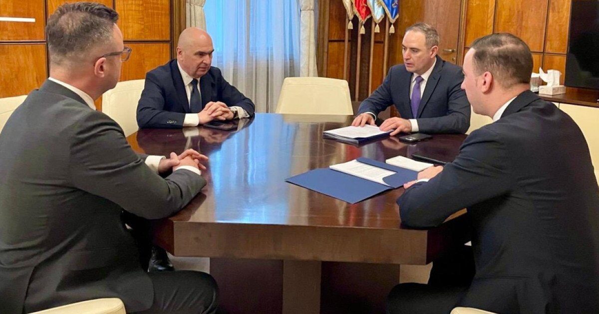 Guvernul caută soluții pentru prețurile carburanților, după ce benzina și motorina au atins noi recorduri Premierul Ilie Bolojan a anunțat că guvernul ia în calcul măsuri pentru a tempera scumpirea carburanților, în contextul în care prețurile la pompă au atins noi recorduri în România