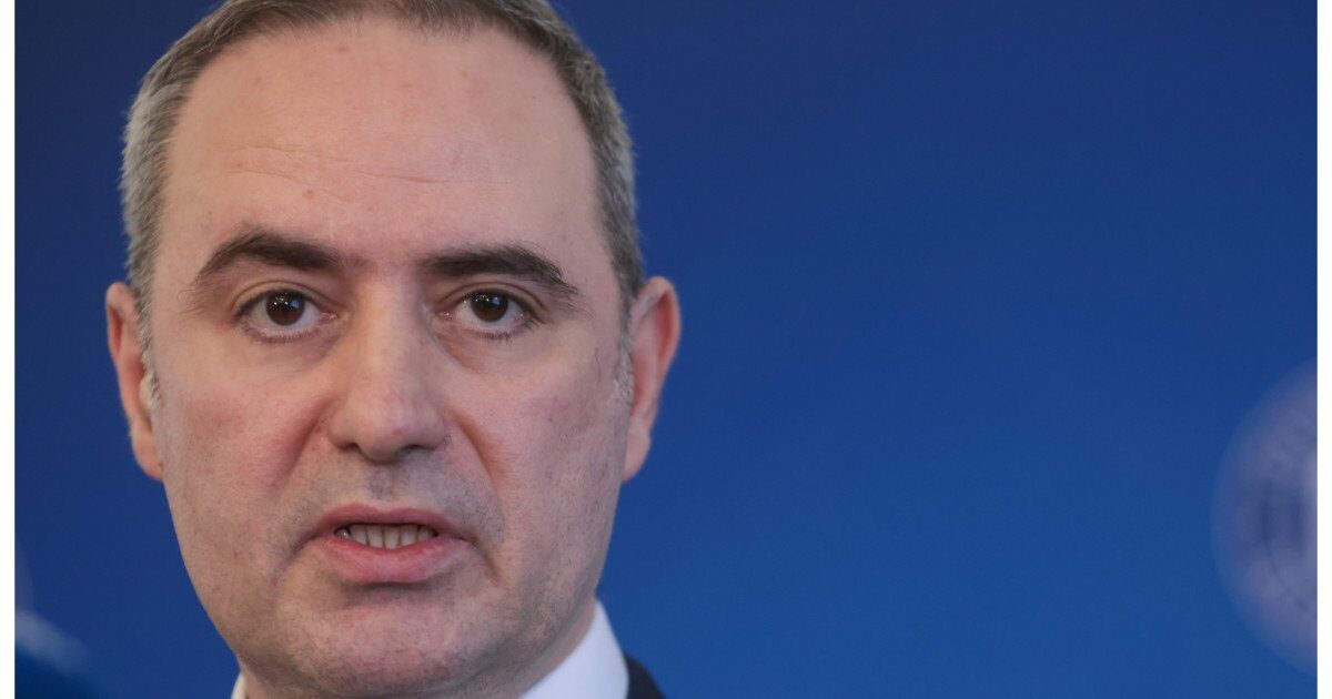 Nazare: România nu e în criză, ci schimbă modelul economic Ministrul Finanțelor, Alexandru Nazare, a declarat marți că România nu traversează o criză, ci o schimbare de paradigmă economică