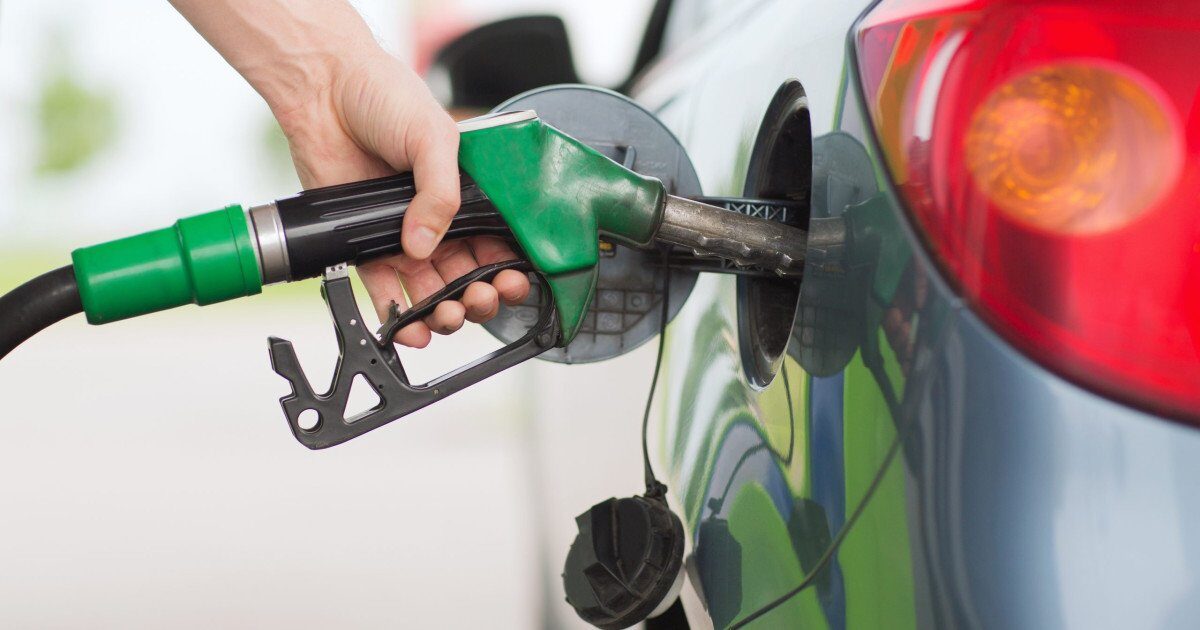 Guvernul se pregătește să intervină în piața carburanților Guvernul se va reuni luni pentru a decide măsurile prin care să limiteze scumpirile accelerate la carburanți