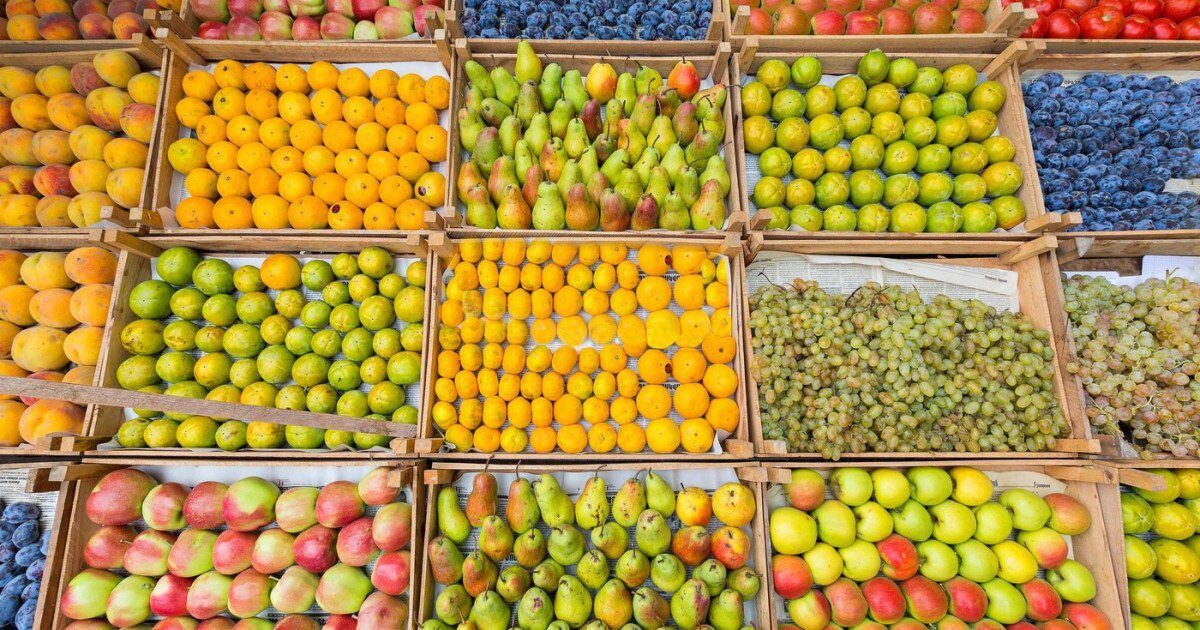 Pesticide peste limitele legale în fructele de pe piața românească: căpșuni, piersici, mere și pere, afectate Autoritatea Națională Fitosanitară (ANF) a raportat depășiri ale limitelor maxime admise de pesticide în probe de fructe prelevate în anul 2025