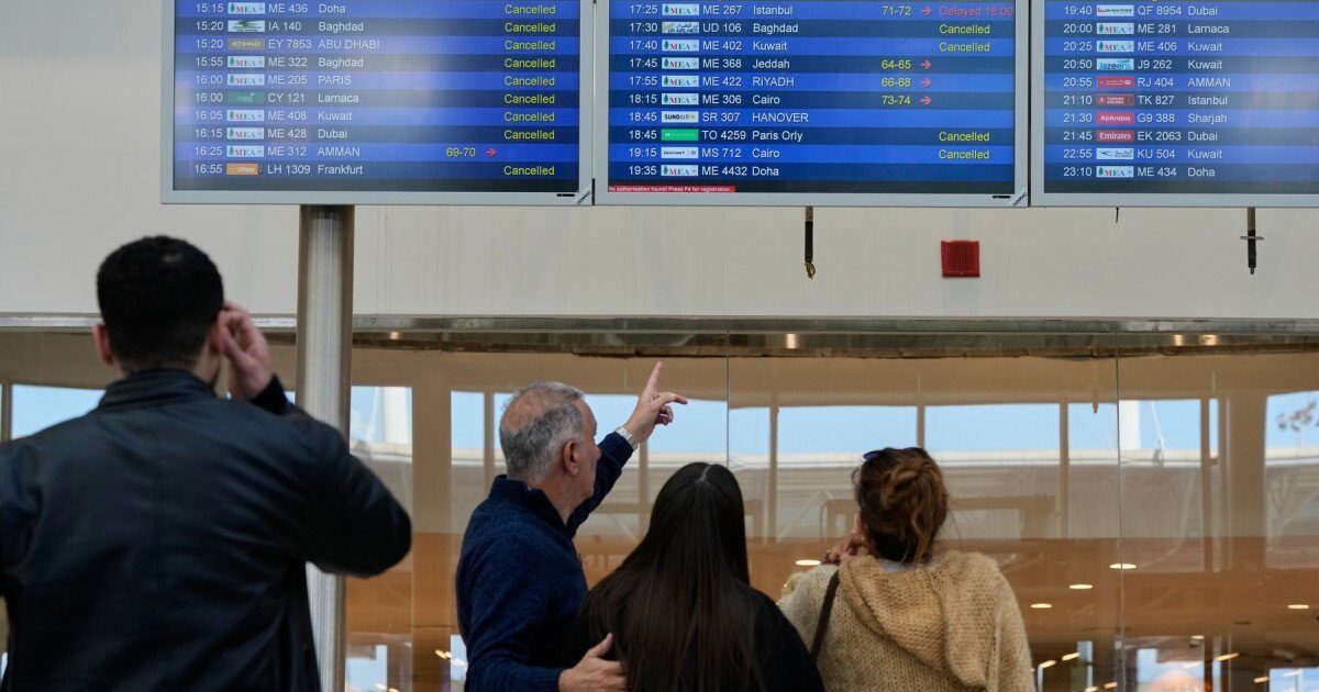 Haos aerian global: Mii de zboruri anulate din cauza conflictului din Orientul Mijlociu Mii de zboruri au fost anulate la nivel global, iar sute de mii de pasageri au rămas blocați în aeroporturi, pe fondul închiderii spațiilor aeriene cheie din Orientul Mijlociu
