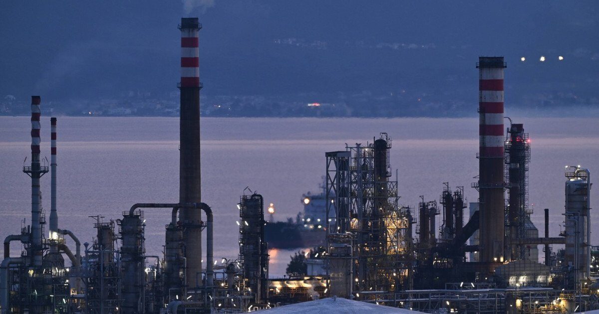 Prețul petrolului atinge un nou maxim, pe fondul tensiunilor din Orientul Mijlociu Prețul barilului de petrol Brent a depășit pragul de 90 de dolari, atingând cel mai ridicat nivel din aprilie 2024