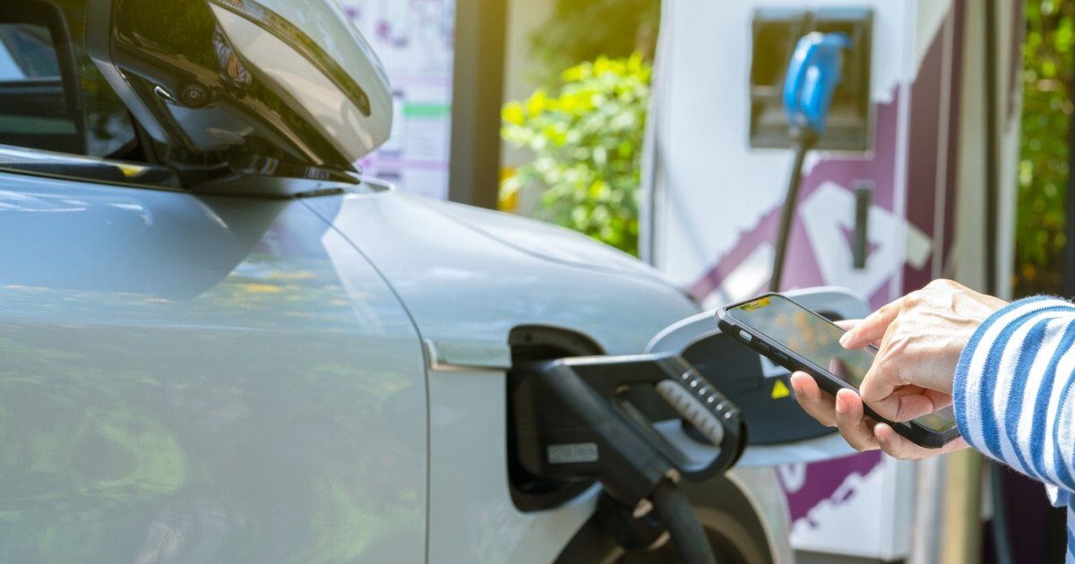 Prețurile carburanților propulsează cererea pentru mașinile electrice second-hand în Europa Creșterea accelerată a prețurilor la combustibili, alimentată de tensiunile geopolitice din Orientul Mijlociu, a provocat o explozie a vânzărilor de mașini electrice second-hand în Europa