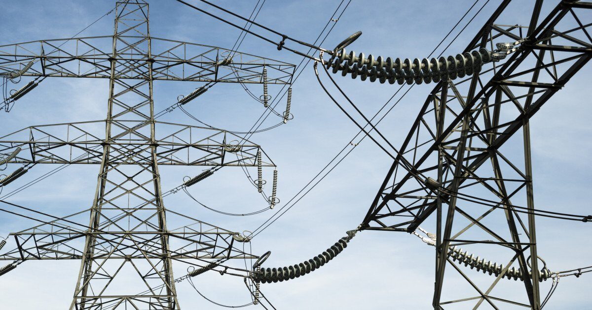 Un bărbat din Caraș-Severin, salvat miraculos după un accident de muncă grav Un muncitor din Caraș-Severin a supraviețuit miraculos unui accident de muncă extrem de grav, suferit după electrocutarea pe un stâlp de electricitate