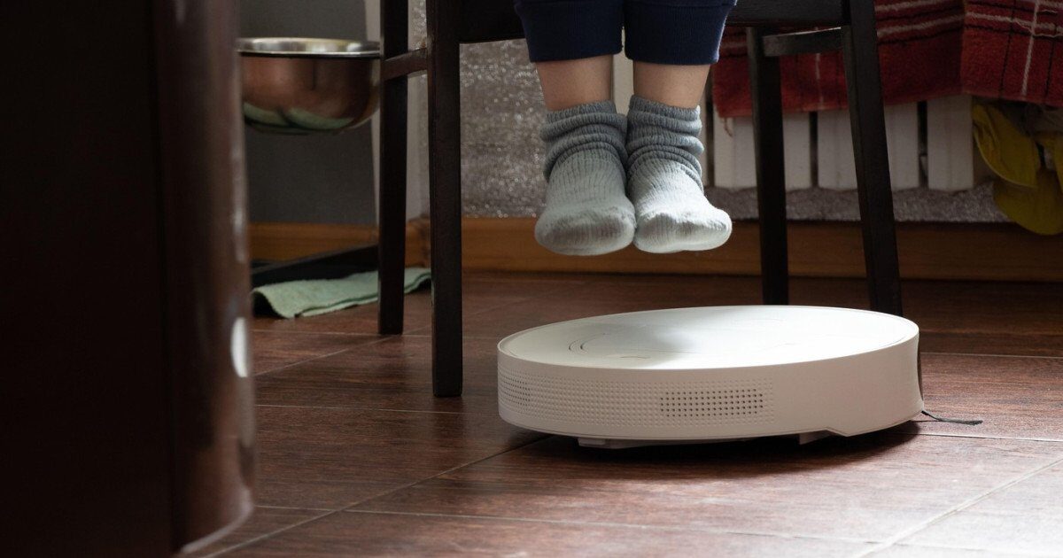 Inginer spaniol preia controlul a mii de aspiratoare robot, dezvăluind o vulnerabilitate majoră Un inginer software din Spania a reușit să acceseze de la distanță aproximativ 7.000 de aspiratoare robot din întreaga lume, după ce a descoperit o eroare de securitate în sistemul unor dispozitive DJI Romo