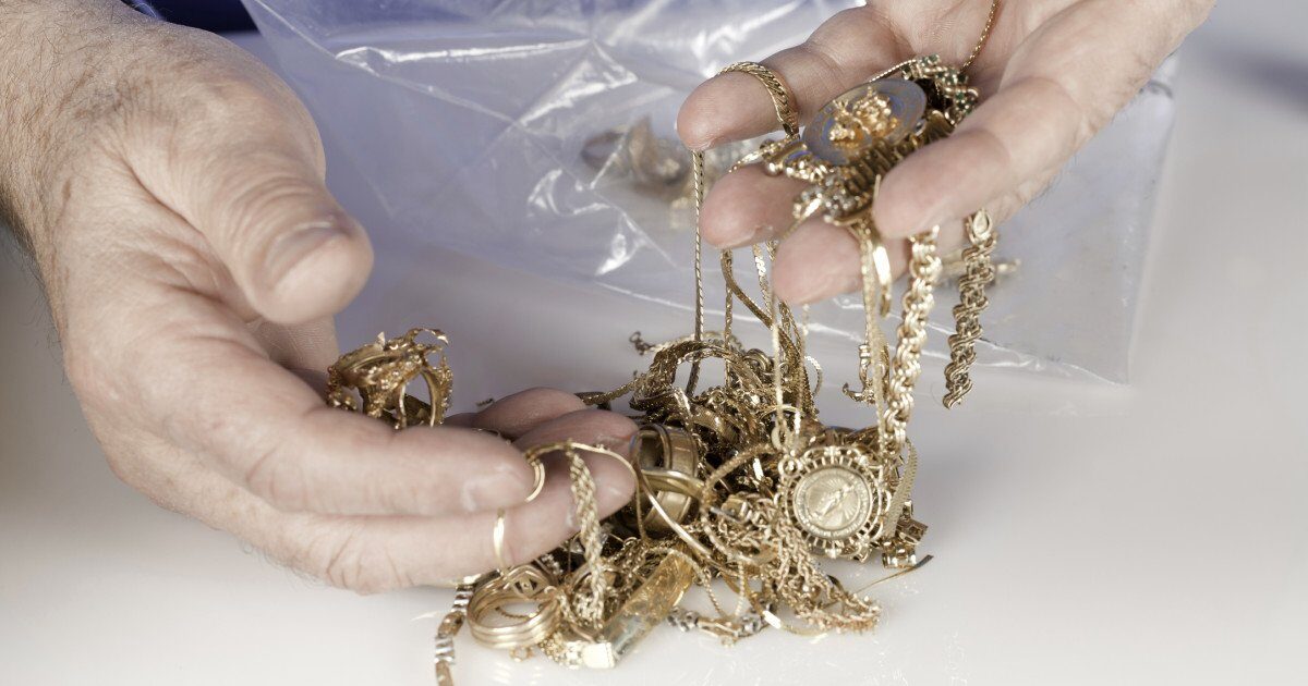 ANAF confiscă aur și diamante de peste 3,7 milioane de lei, la Călărași Inspectorii Agenției Naționale de Administrare Fiscală (ANAF) au confiscat, în februarie 2026, aproximativ șase kilograme de aur și diamante, în valoare totală de 3,7 milioane de lei, în urma unor verificări efectuate la o societate comercială din județul Călărași