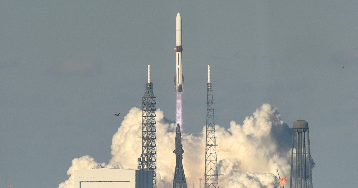 Jeff Bezos vrea să plaseze centre de date în spațiu: Planuri ambițioase cu zeci de mii de sateliți Blue Origin, compania aerospațială a lui Jeff Bezos, a depus o cerere la Comisia Federală de Comunicații din SUA (FCC) pentru a lansa până la 51.600 de sateliți
