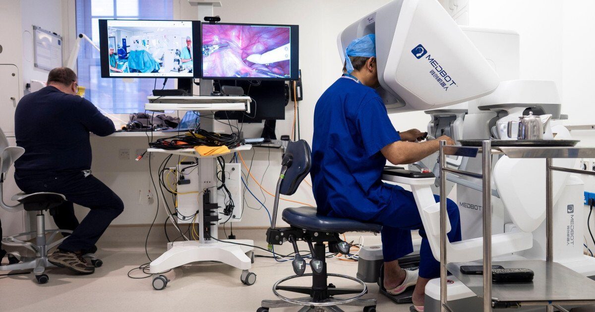 Chirurg din Londra, prima operație robotică la distanță din Marea Britanie Un medic chirurg din Londra a efectuat o premieră medicală în Marea Britanie: o operație robotică la distanță asupra unui pacient aflat la 2.400 de kilometri distanță, în Gibraltar