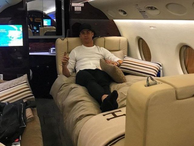 Cristiano Ronaldo își mută avionul privat în contextul tensiunilor din Arabia Saudită Atacurile cu drone iraniene asupra ambasadei Statelor Unite ale Americii din Riyadh au stârnit o serie de reacții, inclusiv o decizie rapidă din partea lui Cristiano Ronaldo