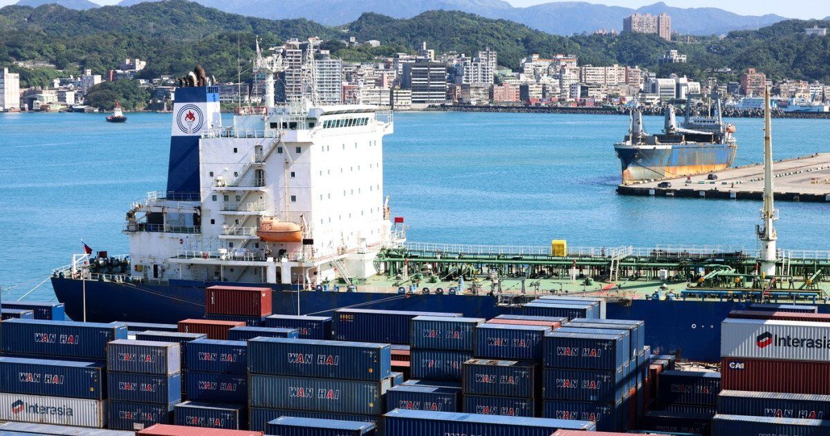 Războiul din Orientul Mijlociu lovește puternic economia globală, cu prețuri în creștere și rute comerciale vitale sub amenințare