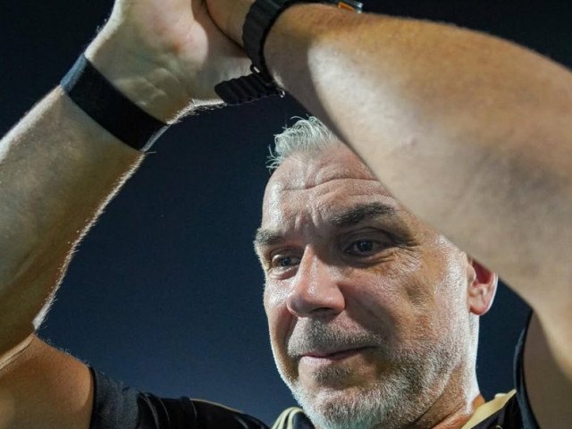 Olăroiu, eroul neașteptat: antrenorul român ajută elevi blocați în Dubai În timp ce contextul internațional tensionat ridică semne de întrebare asupra siguranței cetățenilor români aflați în străinătate, Cosmin Olăroiu, antrenorul român cu o carieră de succes în Emiratele Arabe Unite, a făcut un gest remarcabil