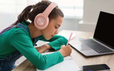 Paradoxul digital: Părinții români cer limite, dar oferă telefoane copiilor de la vârste fragede În timp ce experții din întreaga lume caută soluții pentru a contracara scăderea capacității de concentrare, România se confruntă cu o aparentă contradicție