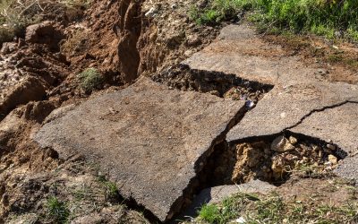 Alunecări de teren în Slatina: Zeci de persoane evacuate Două locuințe din Slatina au fost afectate de alunecările de teren, iar alte cinci case sunt în pericol din cauza instabilității solului