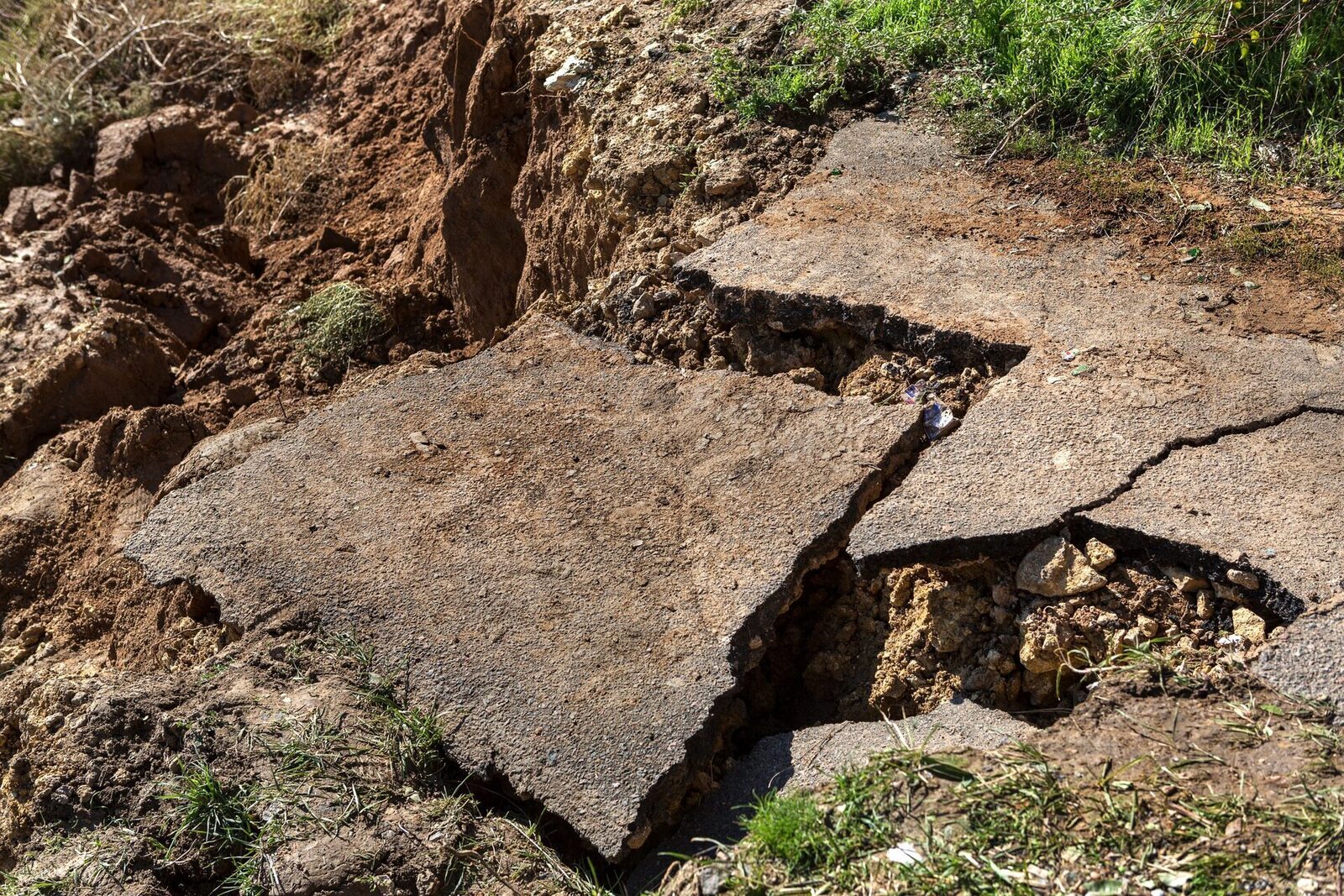 Alunecări de teren în Slatina: Zeci de persoane evacuate Două locuințe din Slatina au fost afectate de alunecările de teren, iar alte cinci case sunt în pericol din cauza instabilității solului