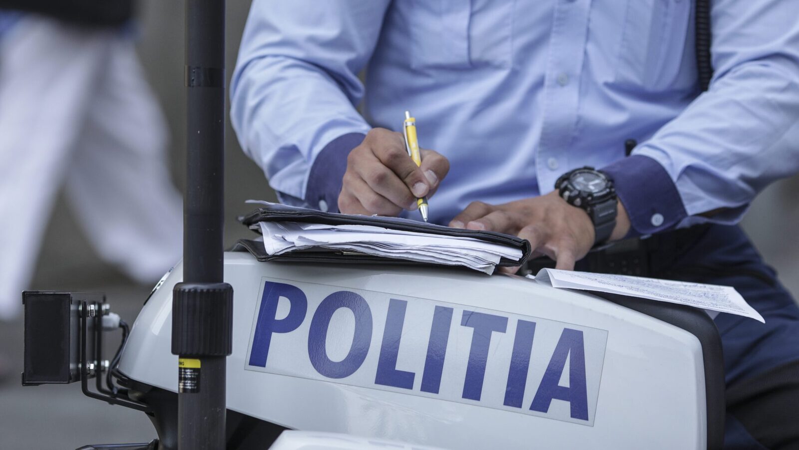 Amenzile de circulație, plătibile instantaneu: șoferii vor putea scana un cod QR pentru a achita pe loc Șoferii prinși în flagrant de poliție pentru diverse contravenții ar putea plăti amenzile direct, prin intermediul telefonului mobil, potrivit unor modificări legislative ce vizează modernizarea procesului de sancționare rutieră