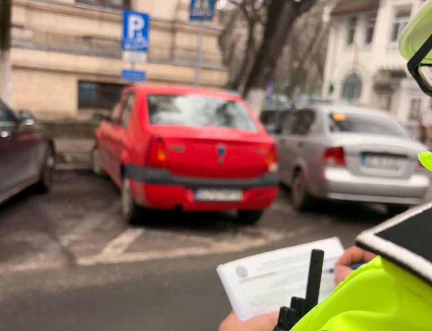 Amenzi usturătoare pentru nerespectarea regulilor: Poliția Locală a aplicat sancțiuni de 5 milioane de lei Poliția Locală a intensificat controalele în primele două luni ale acestui an, rezultatul fiind aplicarea a 6.000 de amenzi, cu o valoare totală de 5 milioane de lei