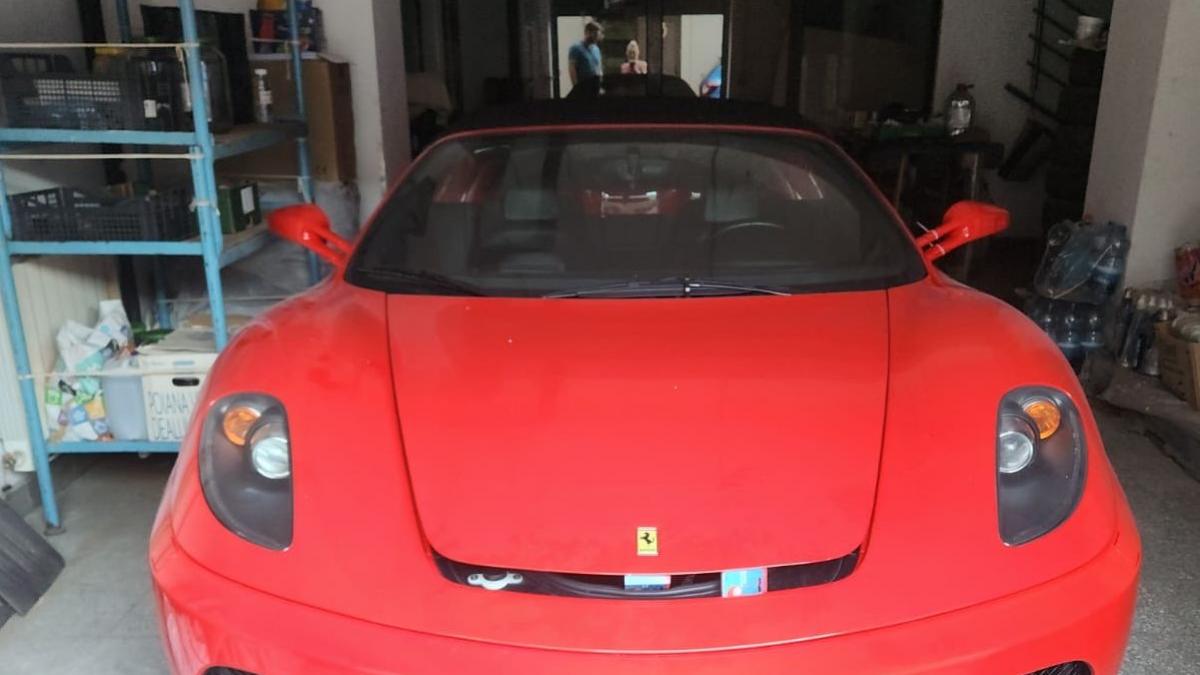 ANAF scoate la licitație un Ferrari F430 Spider; prețul de pornire – 700.000 de lei Agenția Națională de Administrare Fiscală (ANAF) a lansat o platformă online prin care vinde bunurile confiscate sau intrate în proprietatea statului