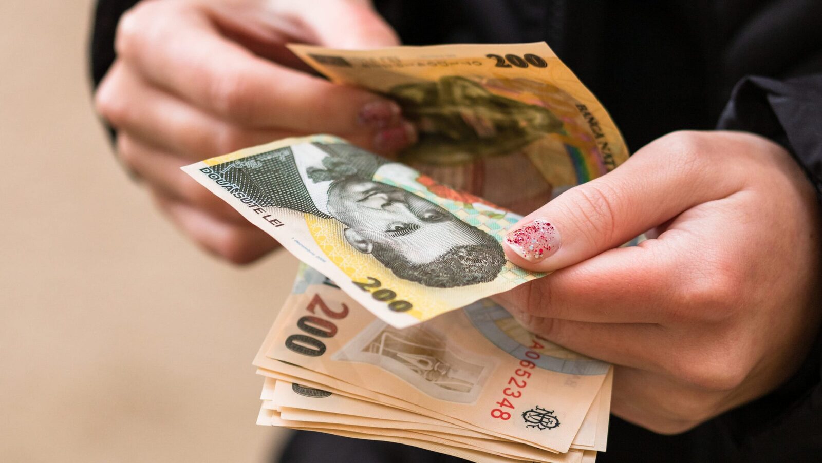 Birocrația pensiilor: Românii care au lucrat ore suplimentare riscă să primească o pensie mai mică Pentru a beneficia de o pensie corectă, românii care au lucrat ore suplimentare sau în condiții speciale trebuie să prezinte documente justificative