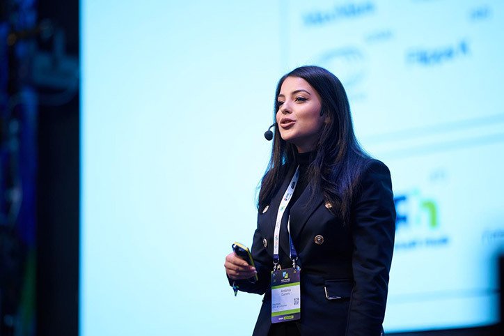 Start-up-ul românesc Irisphera atrage primul client din România și vizează o nouă rundă de finanțare Start-up-ul românesc Irisphera, specializat în dezvoltarea de soluții bazate pe inteligență artificială pentru industria de fashion, a atras primul său client din România, brandul Bluzat