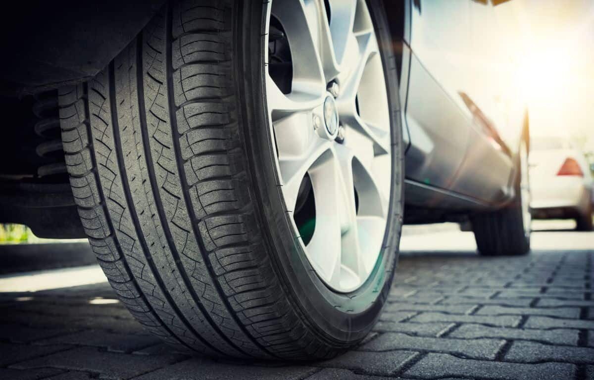 Anvelopele auto: De ce data fabricației contează mai mult decât pare Chiar dacă par intacte, anvelopele auto îmbătrânesc, iar siguranța pe care o oferă se diminuează odată cu trecerea timpului