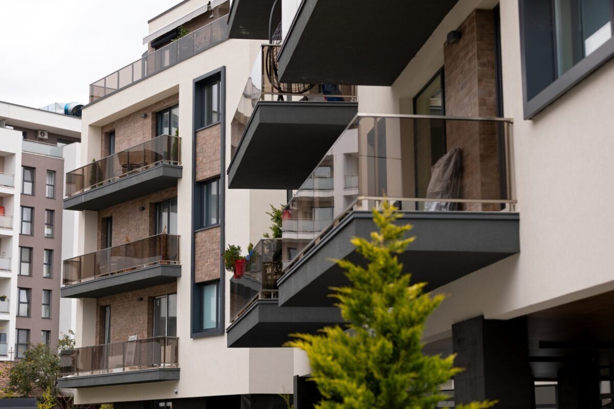 Atenție la renovări: ce poți face în apartament și ce nu Mulți români consideră că pot efectua orice modificare în locuința proprie, însă legislația impune limite clare