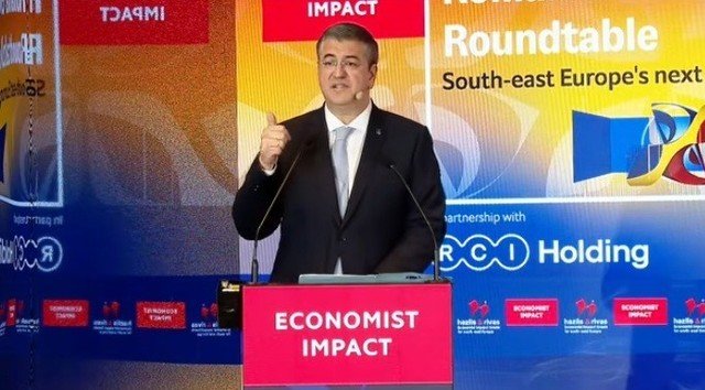 UE redefinește infrastructura: Prioritate conectivitatea duală în contextul noilor crize Comisarul european pentru transport sustenabil și turism, Apostolos Tzitzikostas, a subliniat importanța strategică a infrastructurii europene în contextul evoluțiilor geopolitice recente