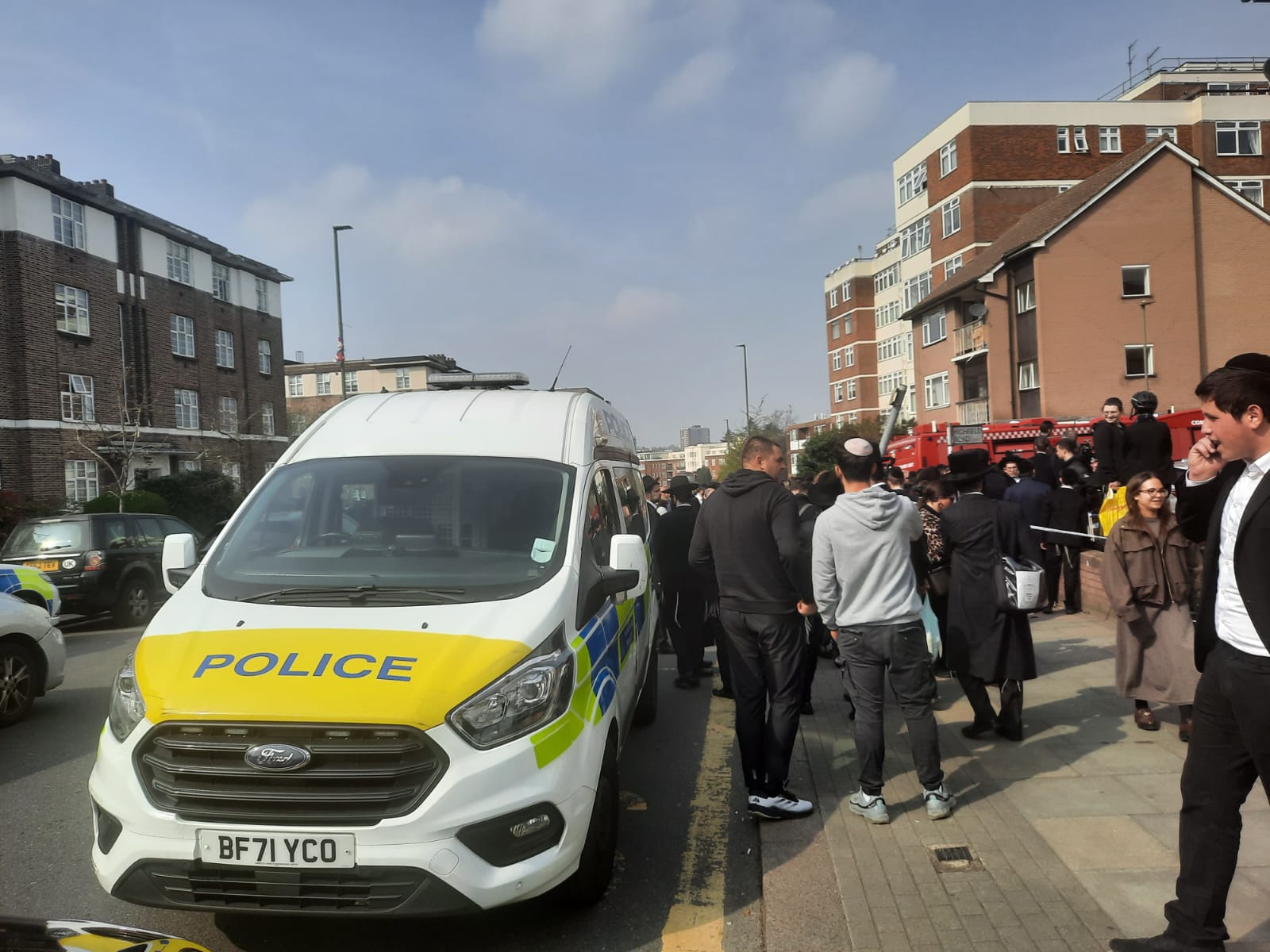Doi bărbați arestați după incendierea ambulanțelor unei organizații caritabile evreiești din Londra Doi bărbați au fost arestați în Londra, sub suspiciunea de incendiere cu intenția de a pune în pericol viața altora