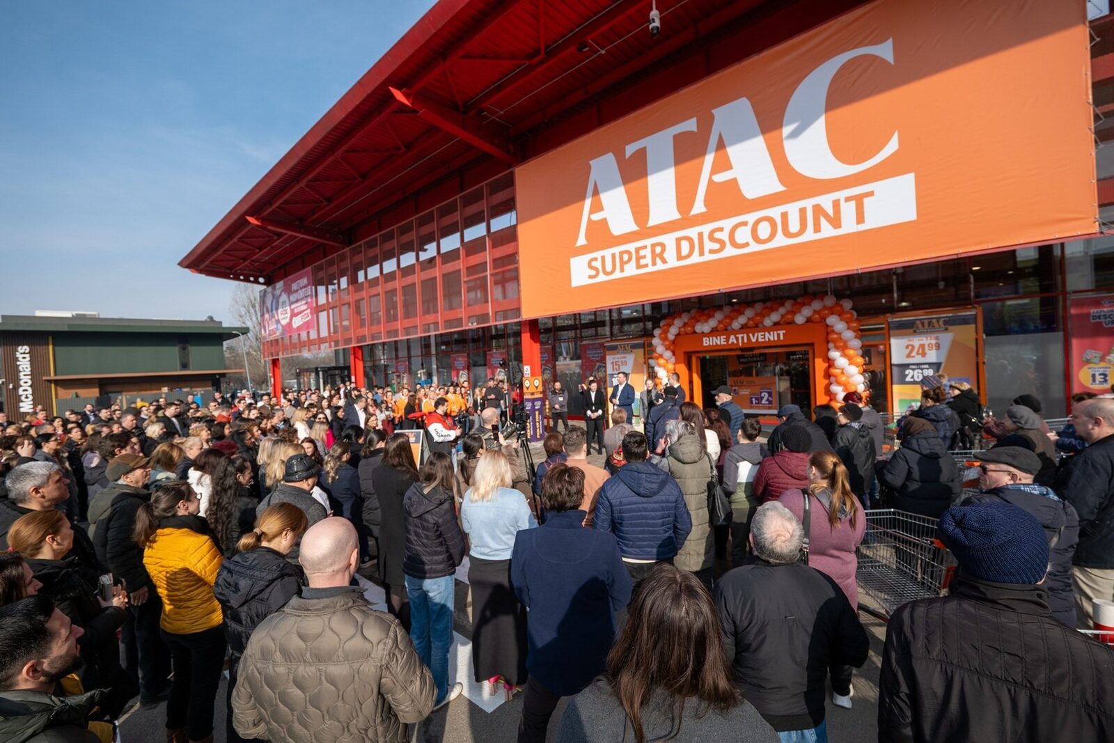 Auchan intră pe piața magazinelor mici cu formatul hiperdiscount ATAC Retailerul francez Auchan își extinde prezența pe piața românească prin formatul de hiperdiscount, deschizând un magazin ATAC într-un spațiu mai mic, similar cu cel al unui supermarket