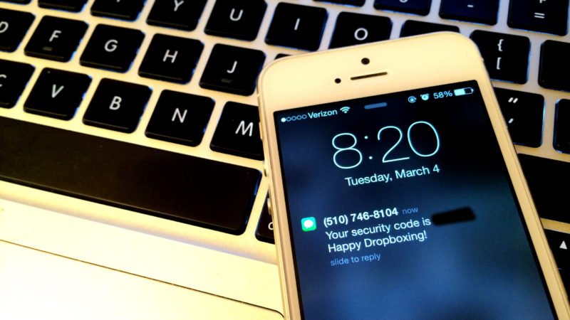 Autentificarea în doi pași: De ce contează mai mult decât crezi Autentificarea în doi pași, cunoscută și sub numele de 2FA, reprezintă un pas suplimentar de securitate pentru conturile online