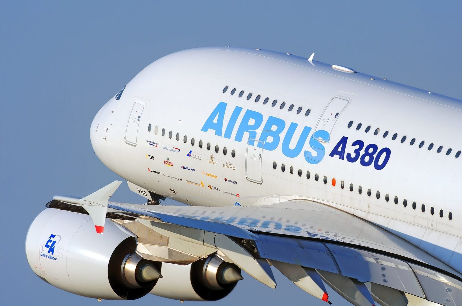 Nou atac cu dronă: Aeroportul din Dubai, temporar închis