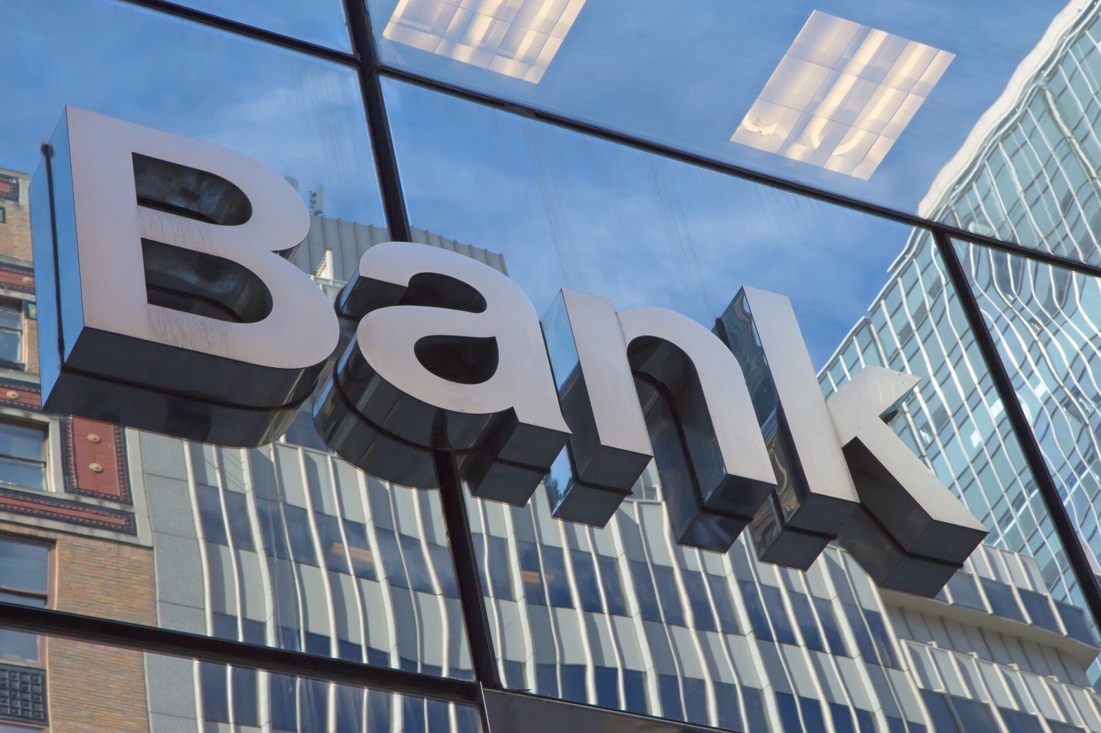 O bancă din România, preluată de Raiffeisen Bank?