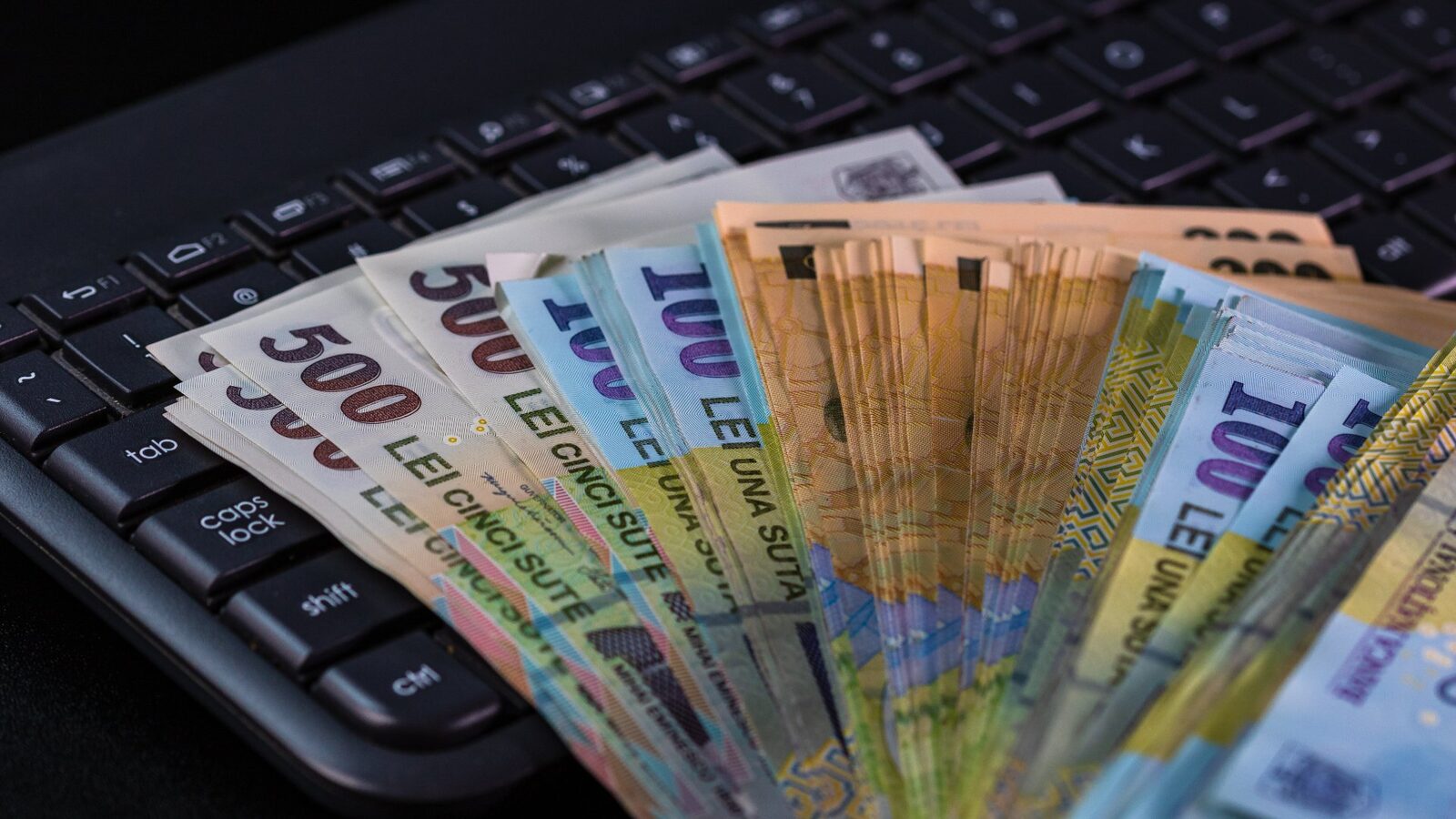 Bugetul de stat pentru 2024: Mai realist, dar încă dezechilibrat, conform economiștilor Bugetul de stat pentru anul în curs este mai prudent și mai realist decât cele din anii precedenți, indică o analiză a profesorului de economie Cristian Păun la Europa FM