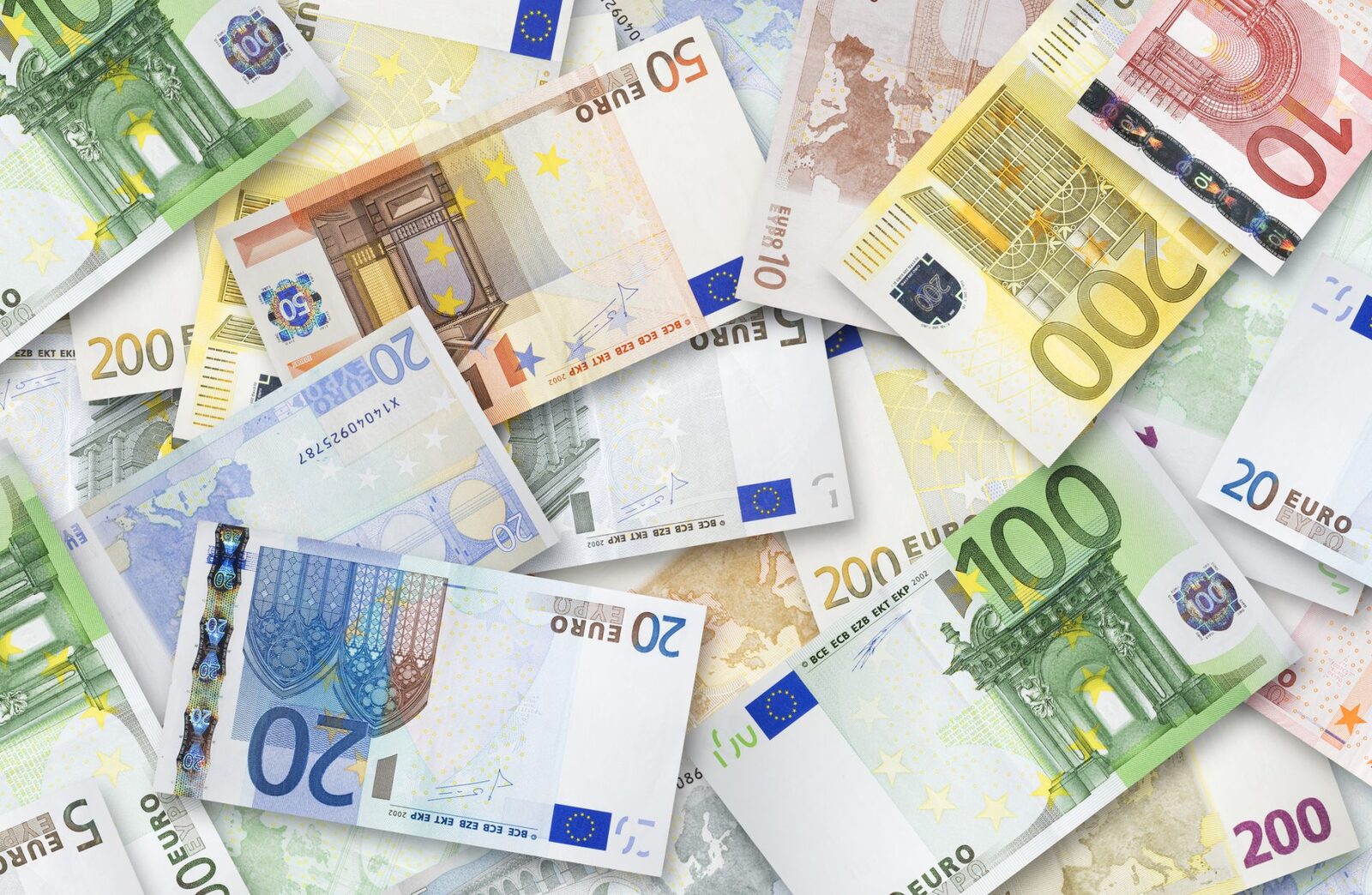 BEI injectează miliarde de euro în tehnologie și apărare pentru o Europă mai competitivă Grupul Băncii Europene de Investiții (BEI) a aprobat o serie de măsuri financiare menite să consolideze leadership-ul tehnologic al Europei, capacitățile de apărare și securitatea energetică