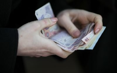 Bugetarii: Salariile, decuplate de minimul pe economie