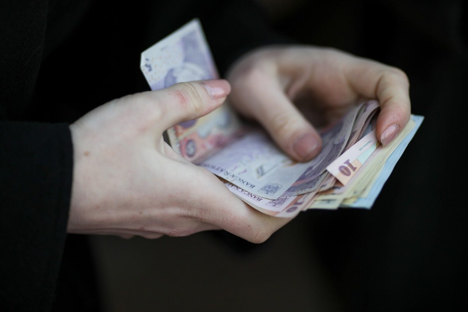 bani-lei-bancnote-cash-numerar-Sursa-foto-Inquam-Photos-Octav-Ganea-2.jpg