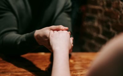 Sărutul pe mână, reinterpretat de Curtea Supremă din Spania: poate fi agresiune sexuală Curtea Supremă din Spania a stabilit că un sărut pe mână, executat fără consimțământ, poate fi considerat agresiune sexuală