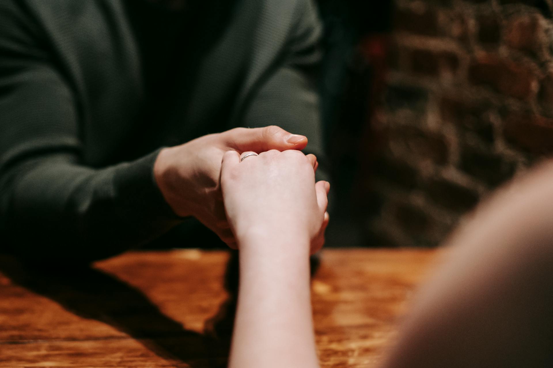 Sărutul pe mână, reinterpretat de Curtea Supremă din Spania: poate fi agresiune sexuală Curtea Supremă din Spania a stabilit că un sărut pe mână, executat fără consimțământ, poate fi considerat agresiune sexuală