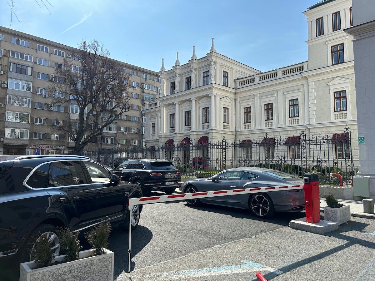 Scandal la Palatul Știrbey: Bariere montate ilegal și un teren disputat Primăria Capitalei a sesizat Parchetul în urma montării ilegale a două bariere la o parcare publică din fața Palatului Știrbey